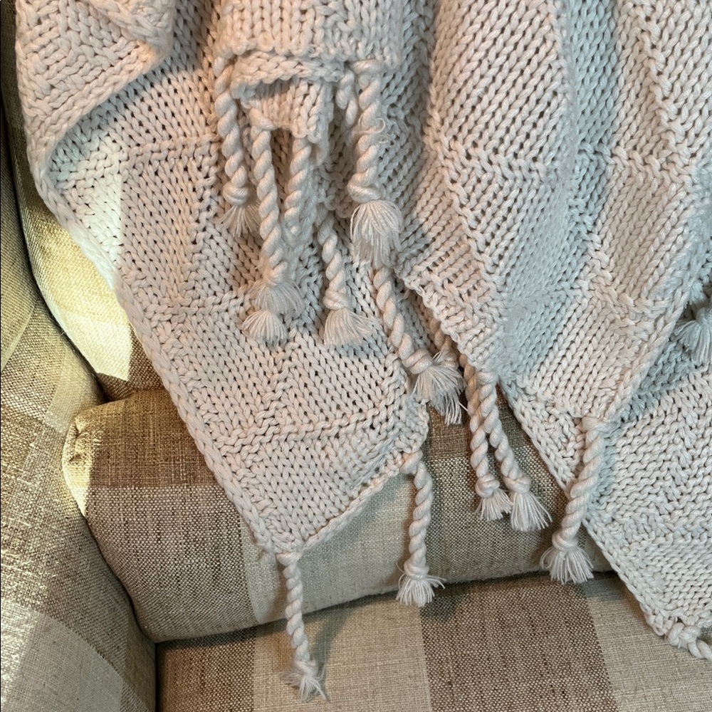 Pottery Barn Bluma Chunky  Knit Tassel Throw Soft White  50 x 60" - Picture 6 of 12